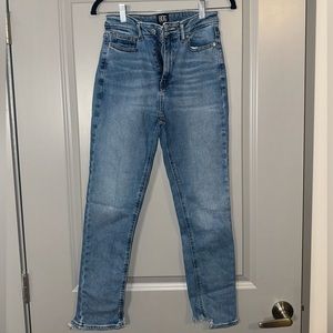 BDG high rise mom jeans, size 26